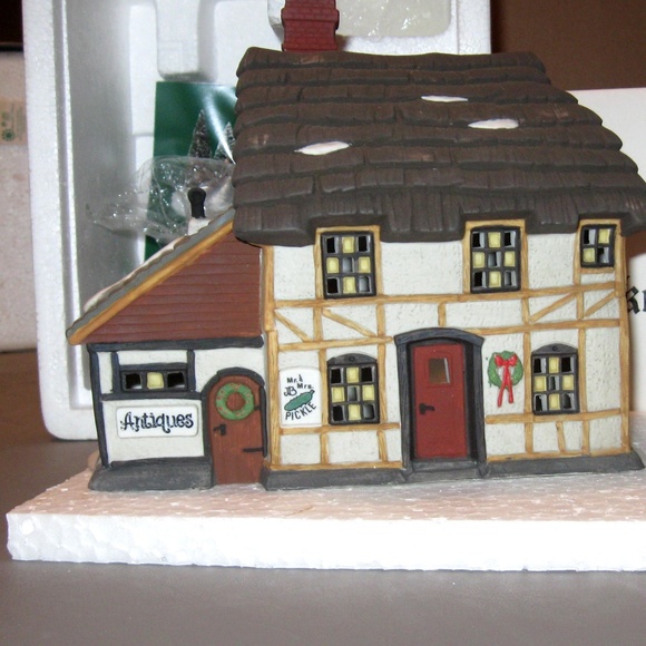 Dickens' Village Portobello Road Thatched Cottages - Picture 6 of 7